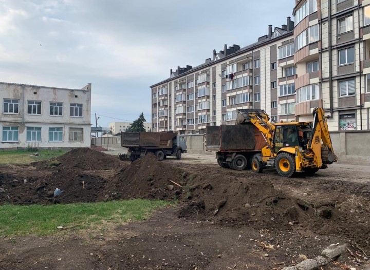 В Баксане строят детскую спортплощадку