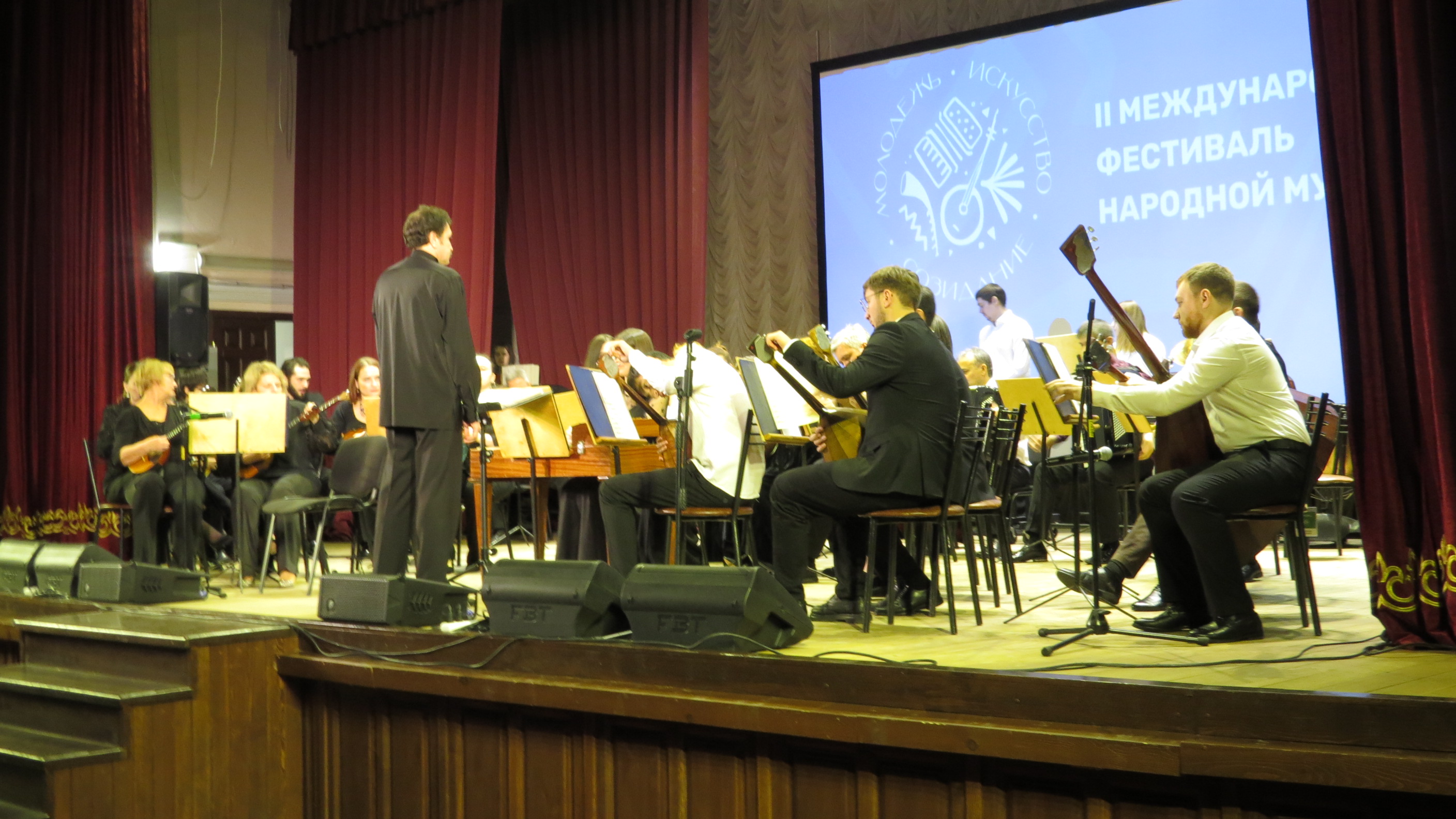 В СКГИИ начался праздник народной музыки