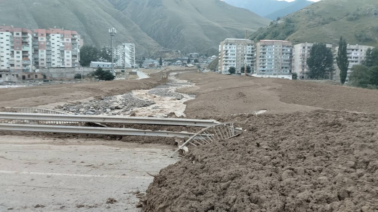 В Тырныаузе сохраняется угроза схода селя: эвакуированы сотни жителей