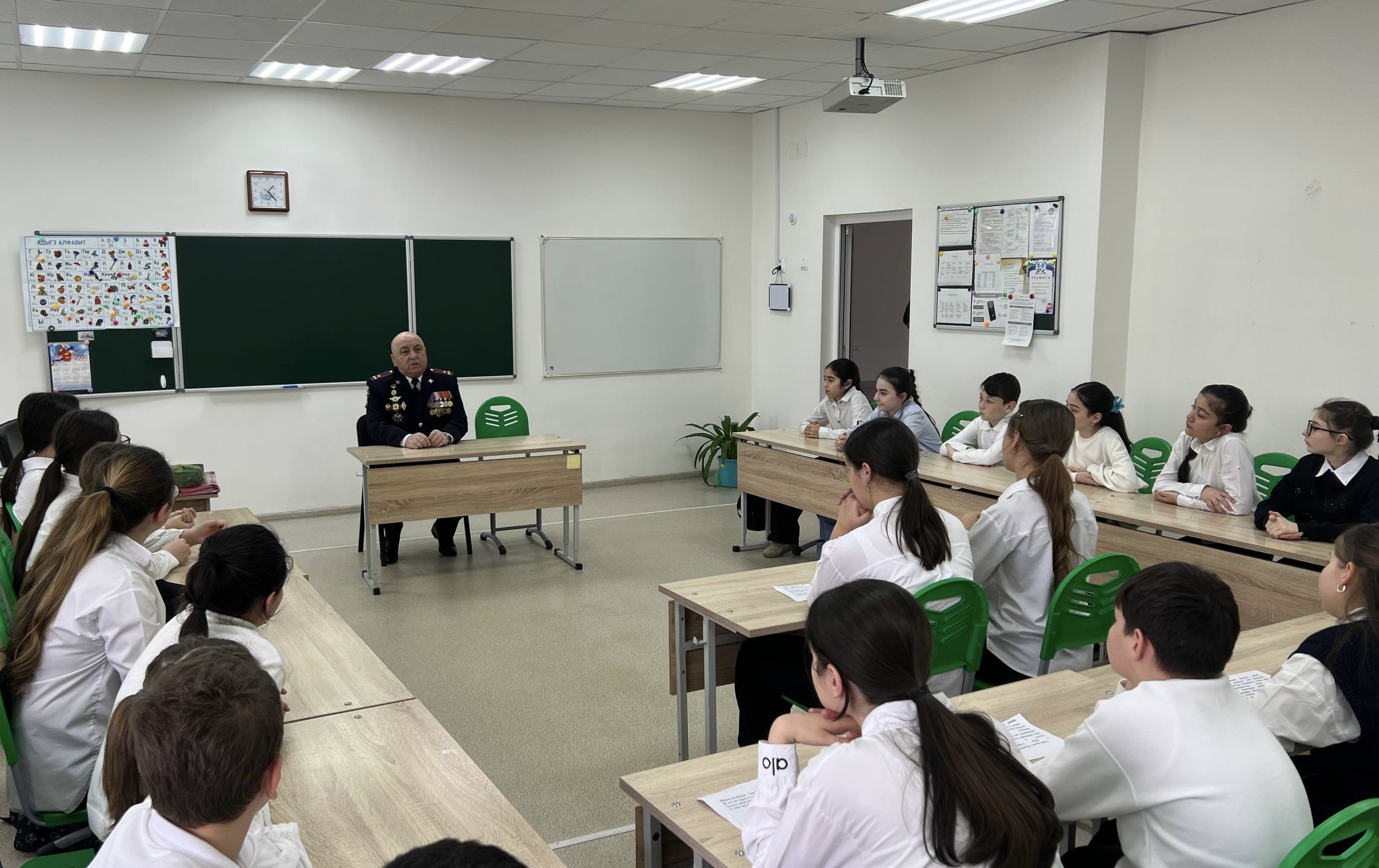 В Кабардино-Балкарии ветеран Росгвардии встретился со школьниками 