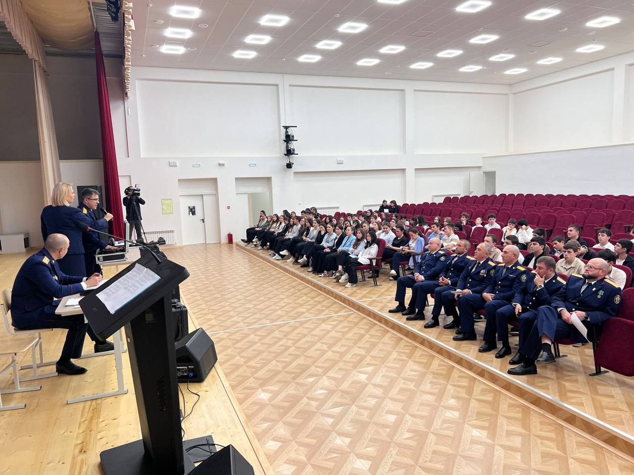 Следователи-криминалисты провели профориентационную лекцию для гимназистов Нальчика