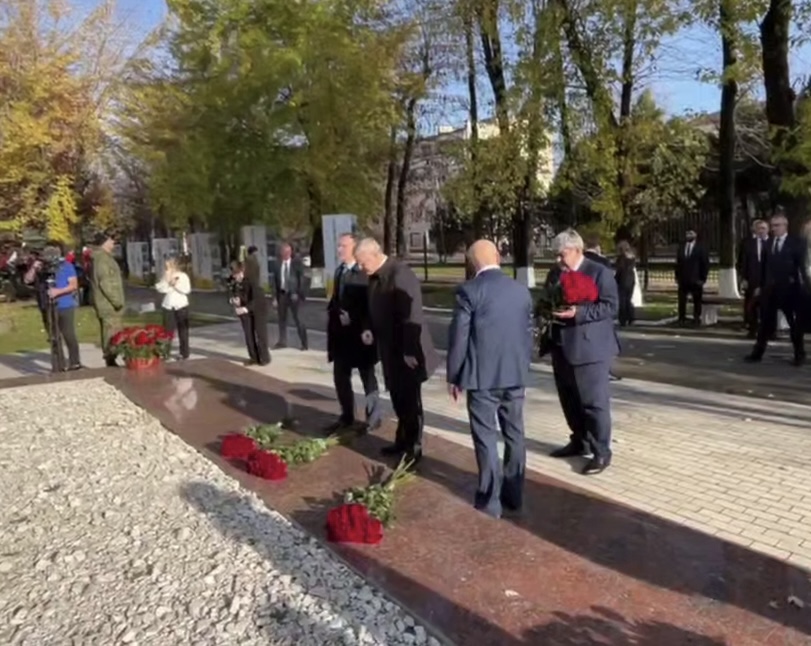 Владимир Мединский, Юрий Чайка и Казбек Коков возложили цветы к Мемориалу в КБГУ