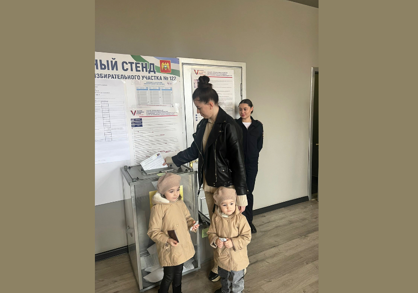 Люди приходят голосовать целыми семьями