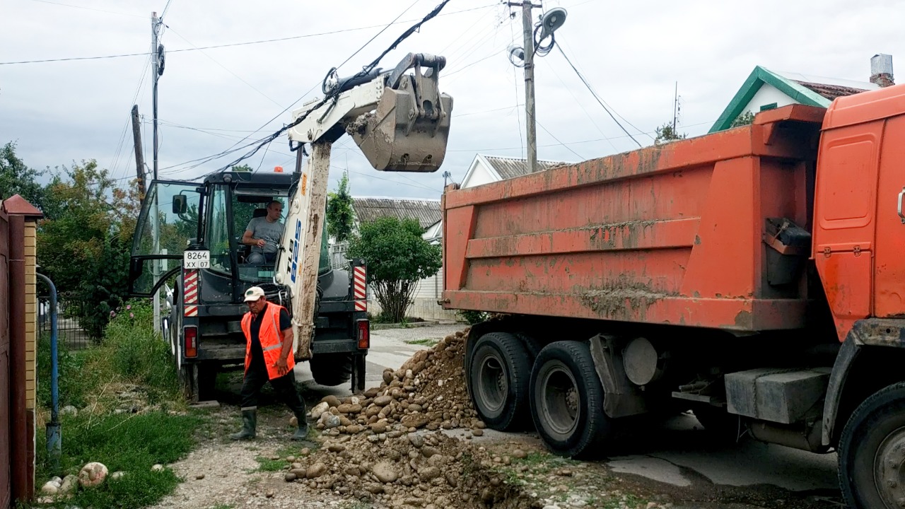 После сигнала ЦУР КБР в Нальчике заменили поврежденный участок водопровода
