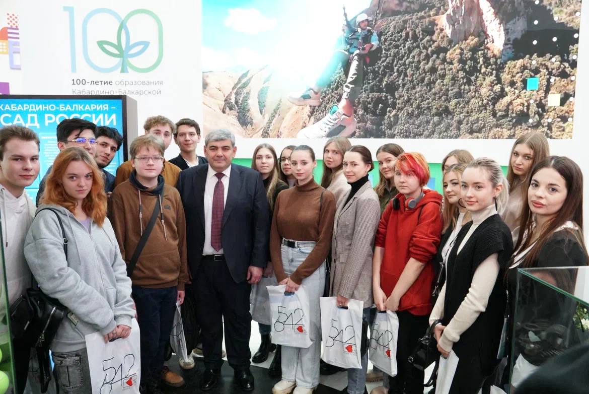 Глава КБР Казбек Коков провел экскурсию по экспозиции КБР для учащихся школ города Москвы 