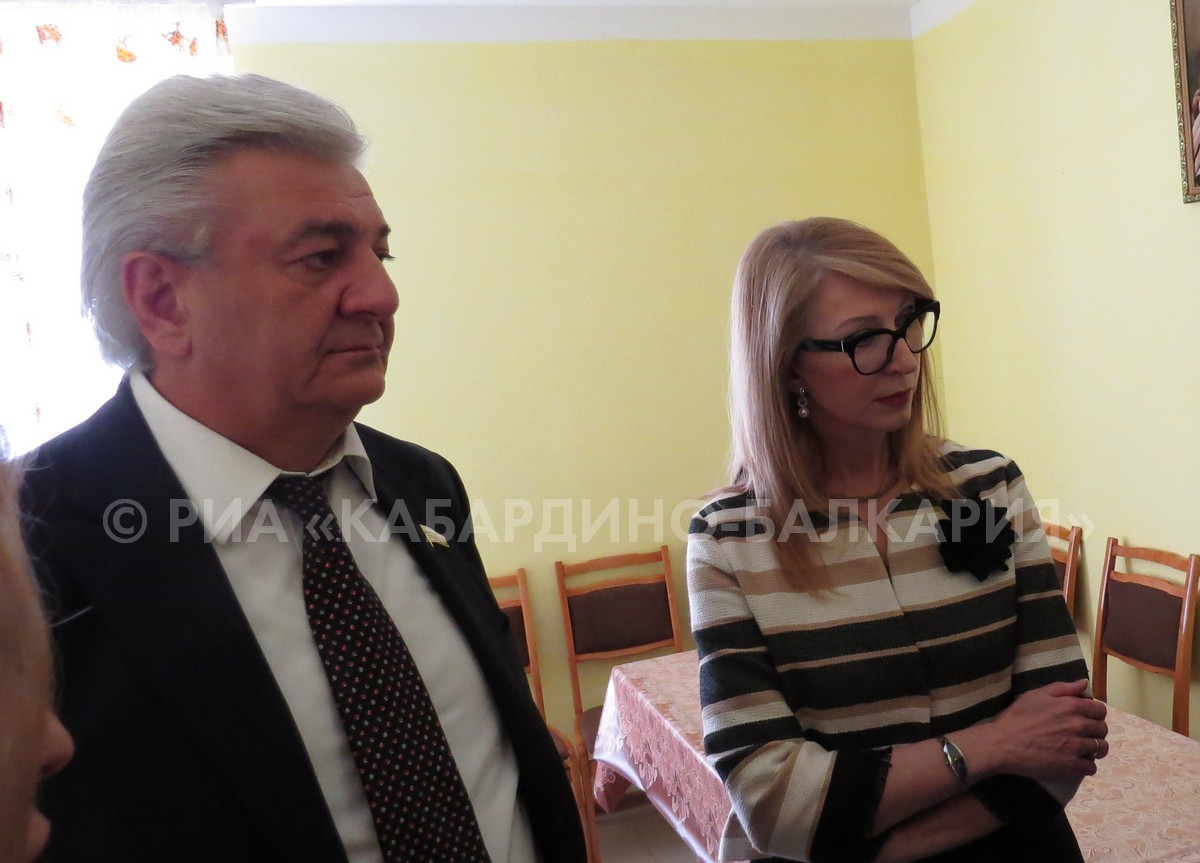 Парламентарии КБР поздравили детей из реабилитационного центра