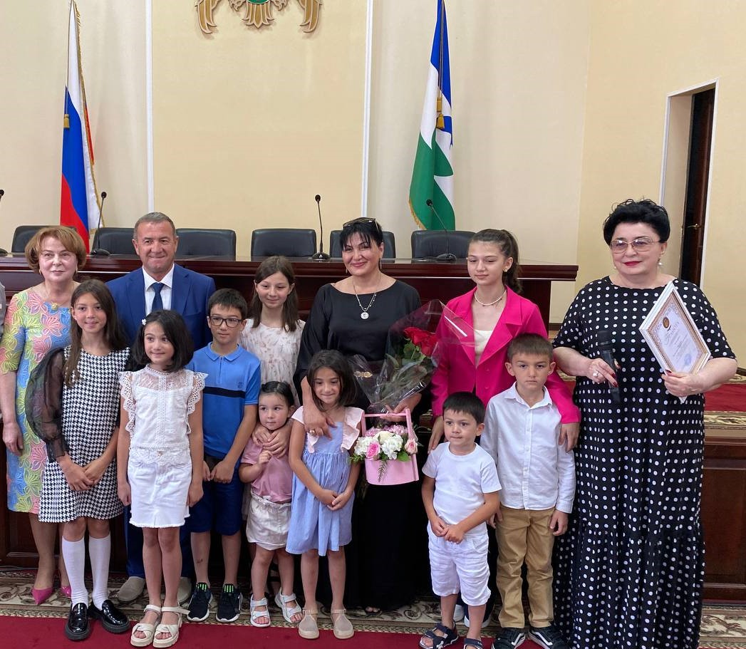 Двадцать семей Нальчика наградили медалями 