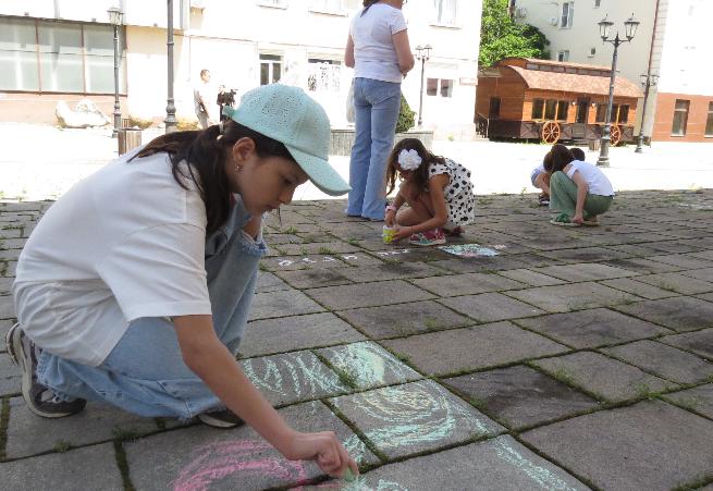 День защиты детей в Нальчике начался с рисунков на асфальте