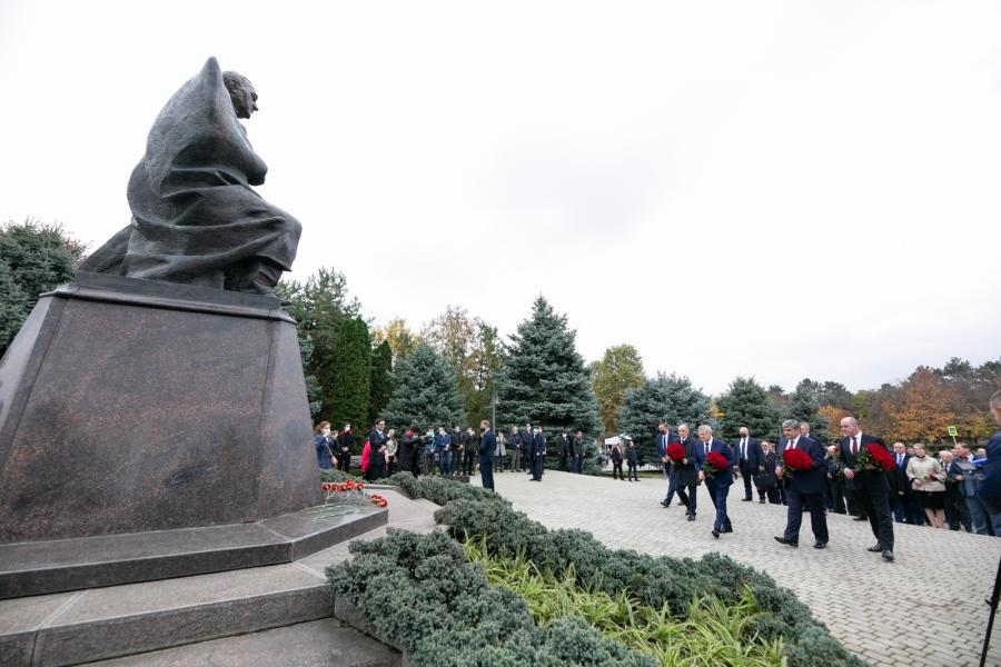 В Нальчике состоялось возложение цветов к памятнику Валерия Кокова