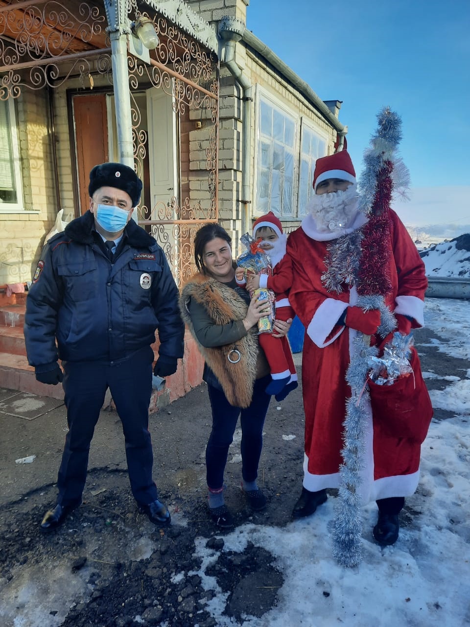 Полицейские в Зольском районе поздравили многодетные семьи