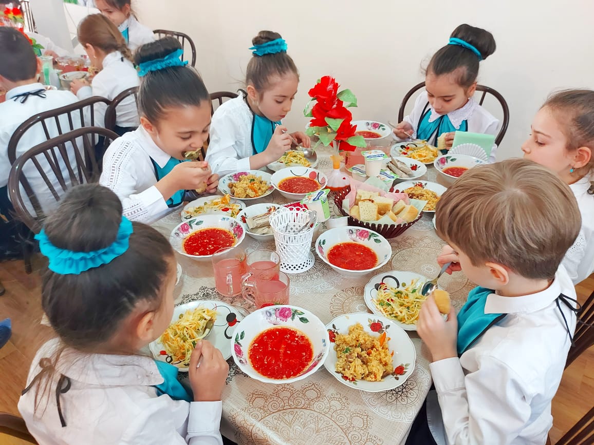 Родители следят за горячим питанием в школах