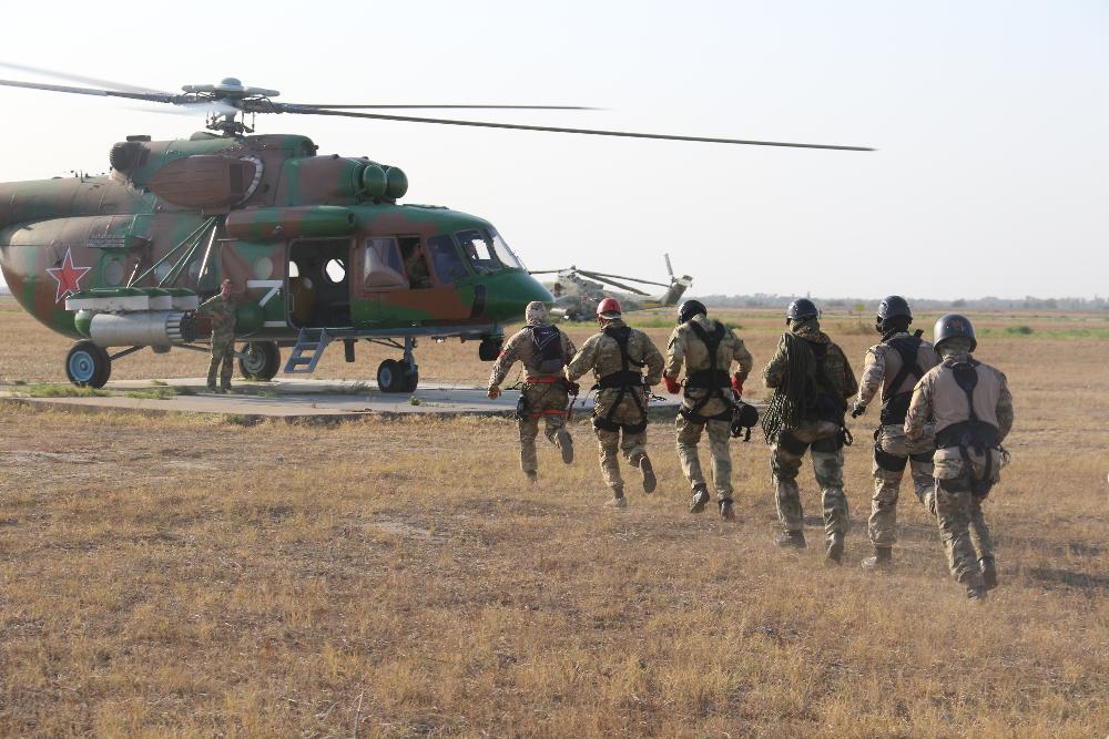 Росгвардейцы отработали беспарашютное десантирование 