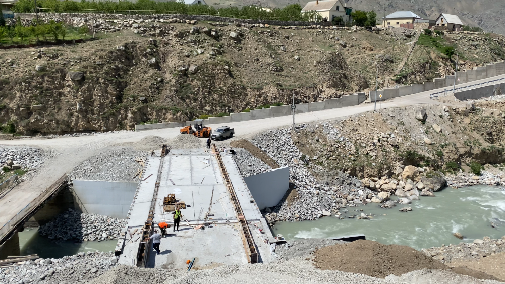 В Черекском районе продолжается капитальный ремонт моста