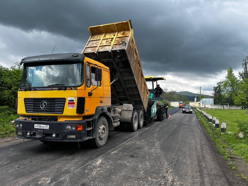 Дорожники асфальтируют дорогу к поселку Звездный