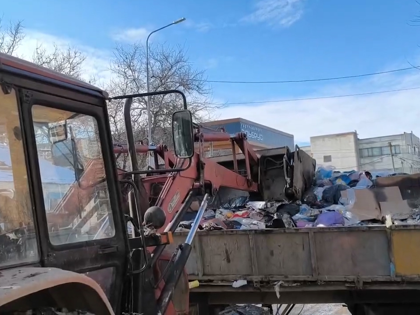 В Прохладном идут работы по устранению несанкционированных свалок