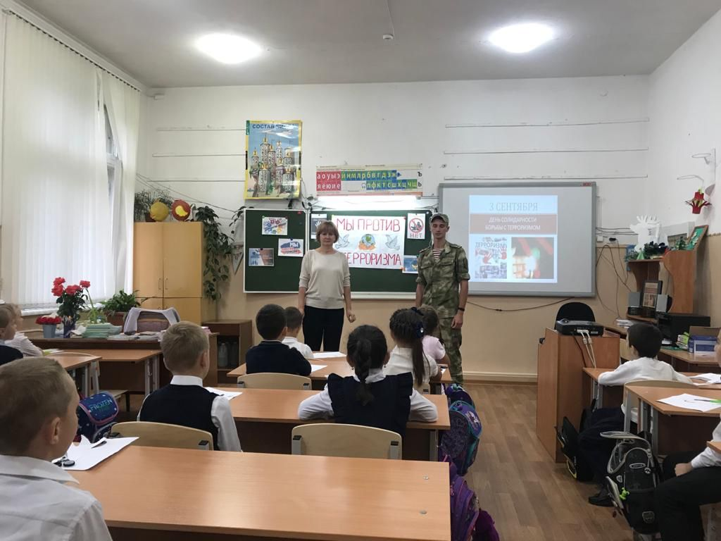 Ко Дню солидарности в борьбе с терроризмом Росгвардейцы Кабардино-Балкарии провели встречу со школьниками.