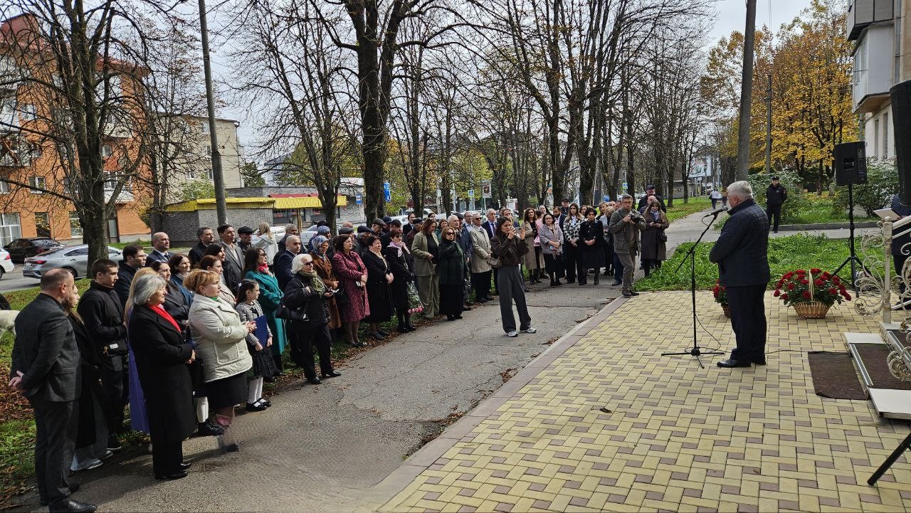 В Нальчике увековечили память поэта Лиуана Губжокова
