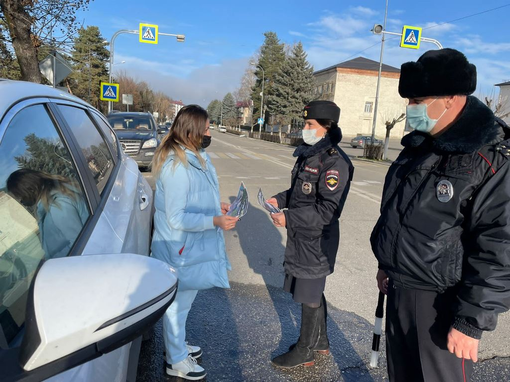 Полицейские Кабардино-Балкарии провели акцию «Автокресло - детям!»