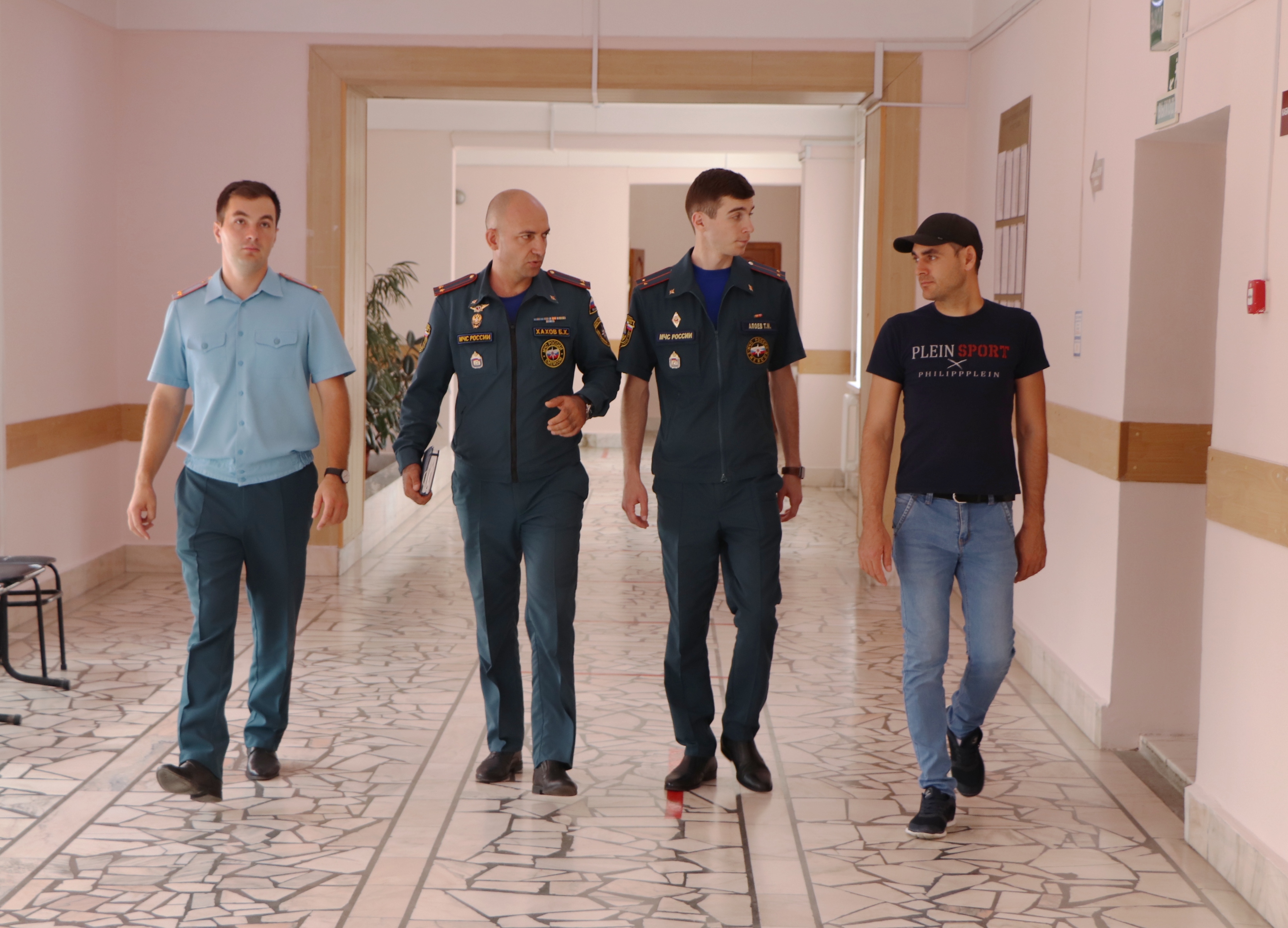 Сотрудники МЧС проверяют школы