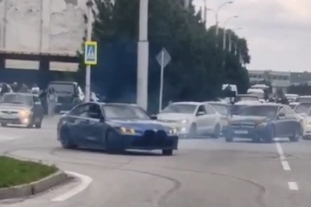 Участники свадебного кортежа устроили дрифт на улицах Нальчика