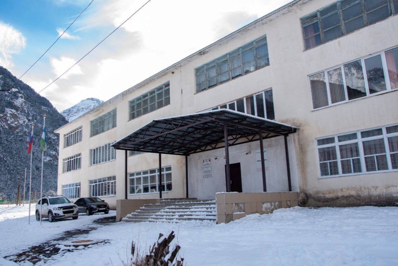 В поселке Эльбрус ремонтируют школу