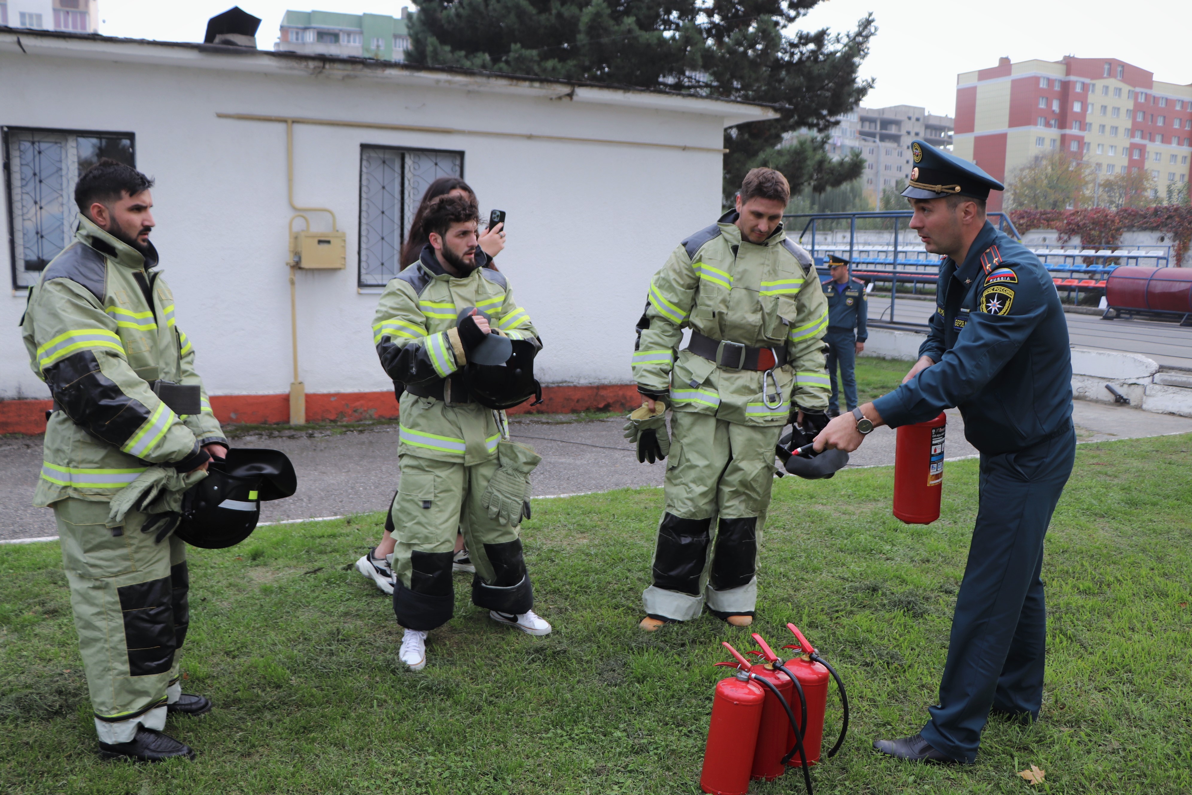 В Нальчике на базе пожарно-спасательной части №2 сотрудники регионального МЧС провели блог-тур «Почувствуй себя пожарным!»
