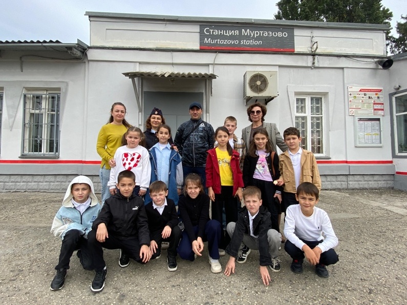 Полицейские Терского района напомнили подросткам о необходимости соблюдения ПДД при переходе железнодорожных путей 