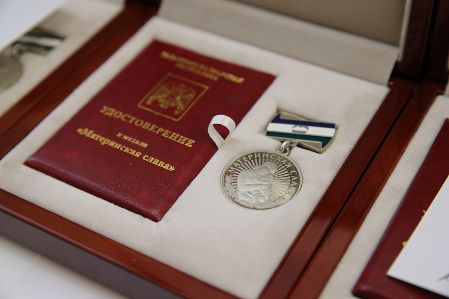 Казбек Коков вручил многодетным матерям медали «Материнская слава»