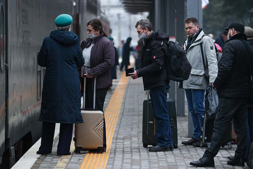 Более 400. Гуляния в Москве. Самый популярный поезд в России. Поезда в России 20015. Поезд РЖД И экология.