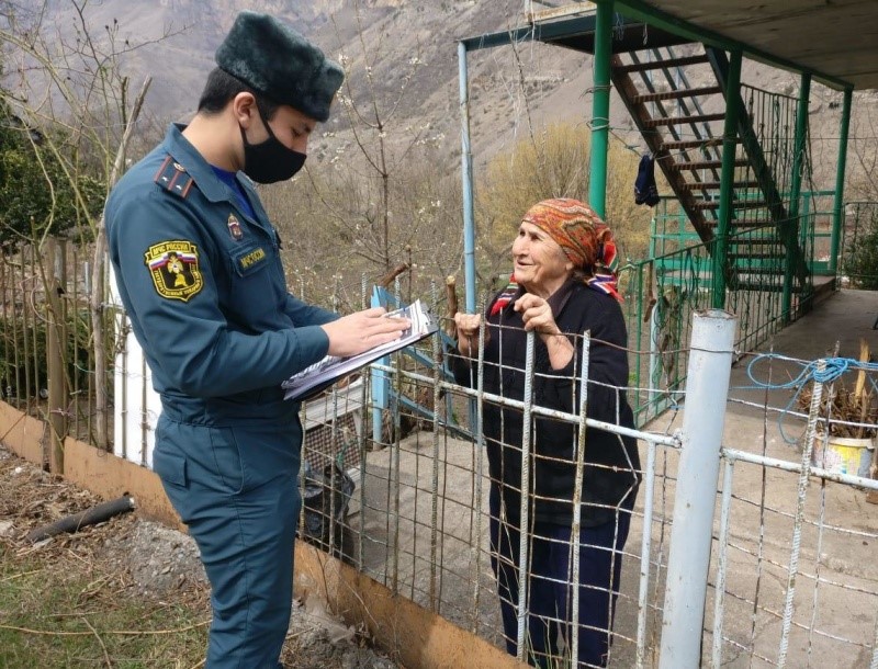 Сотрудники МЧС проводят профилактические беседы