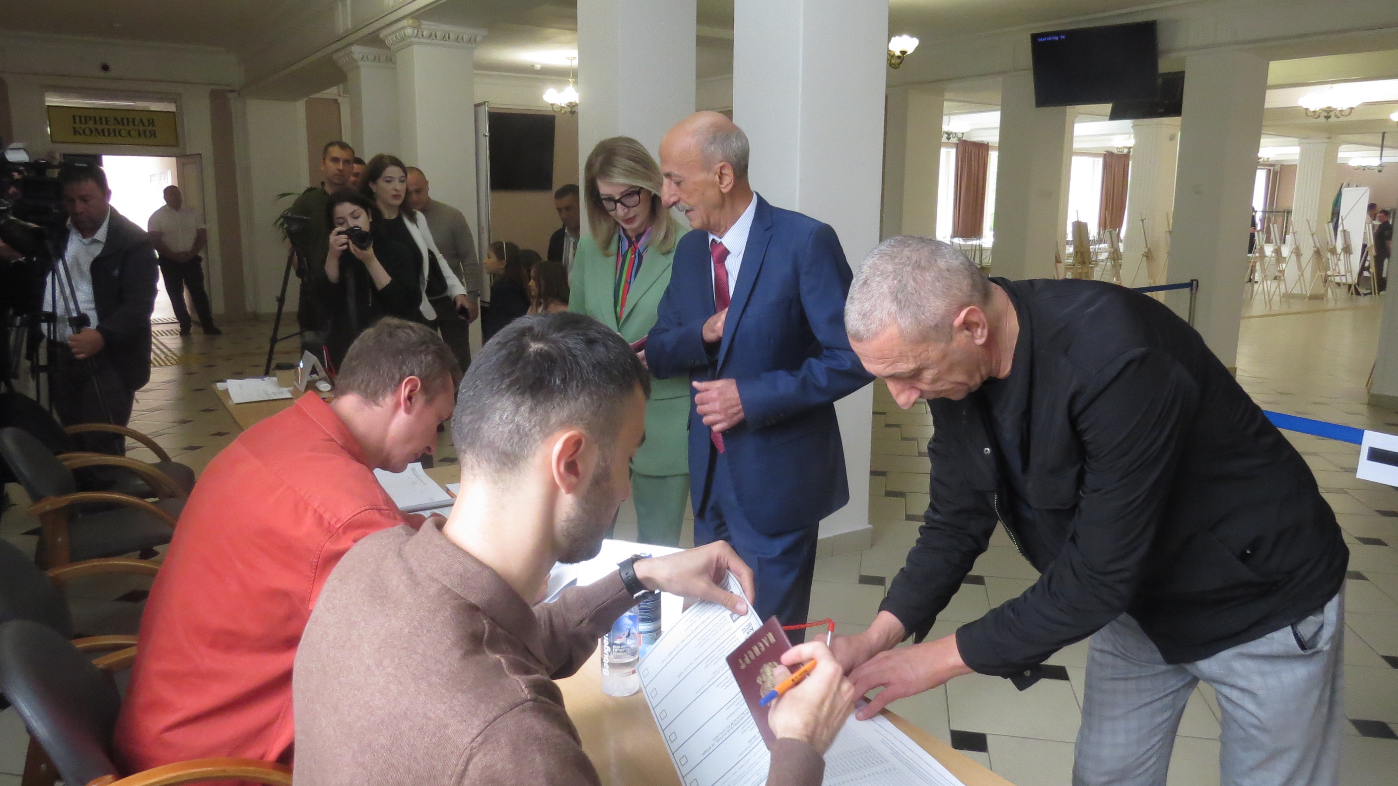 На участке №147 избирателей поздравляют с праздником