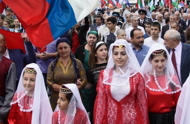 В День России более восьми тысяч жителей Кабардино-Балкарии приняли участие в параде Дружбы Народов в Нальчике