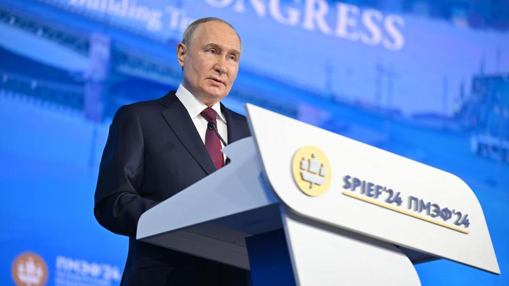 Владимир Путин выступает на Пленарном заседании XXVII Петербургского международного экономического форума