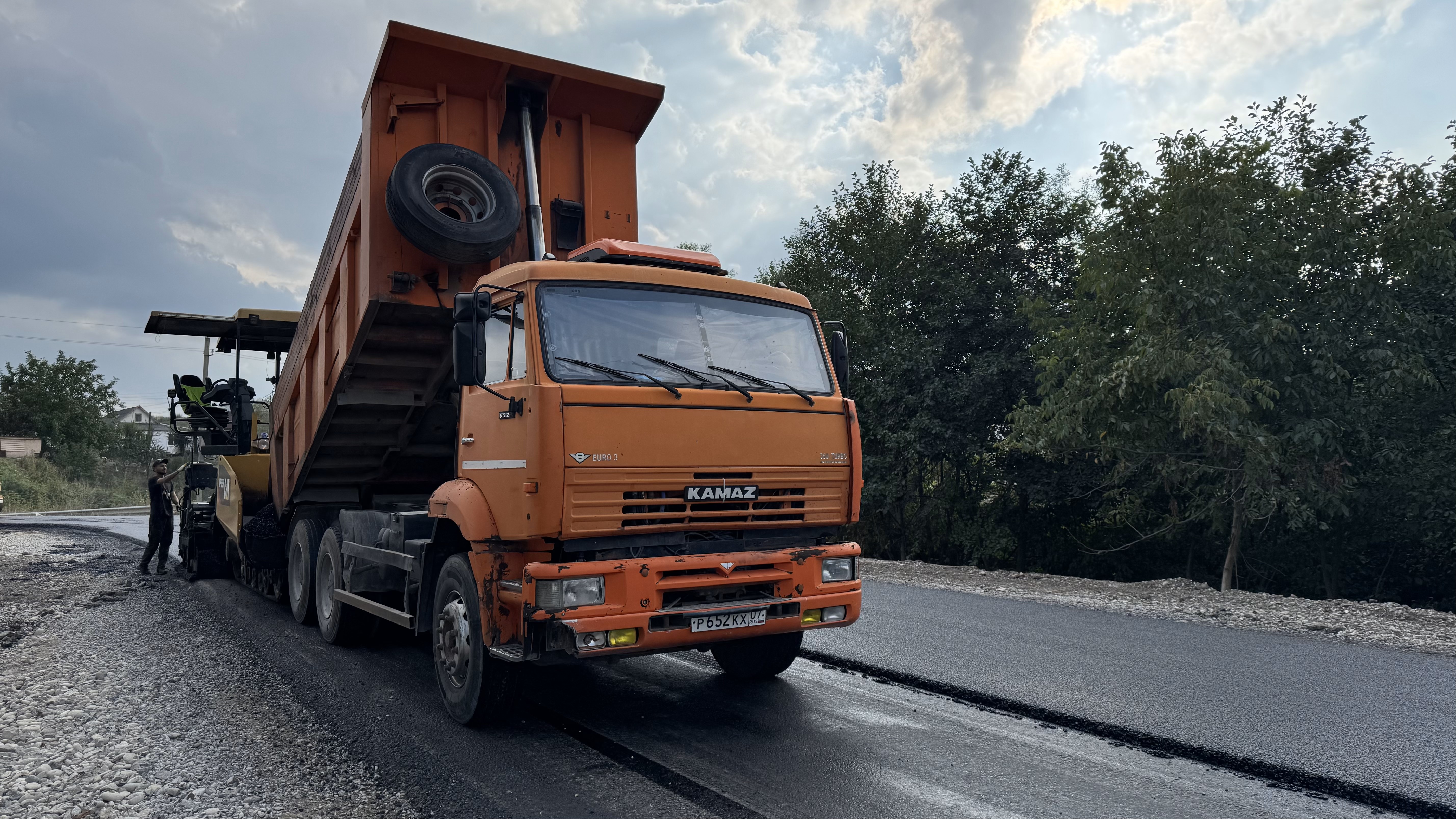 В Каменке завершают устройство асфальта на объездной автодороге