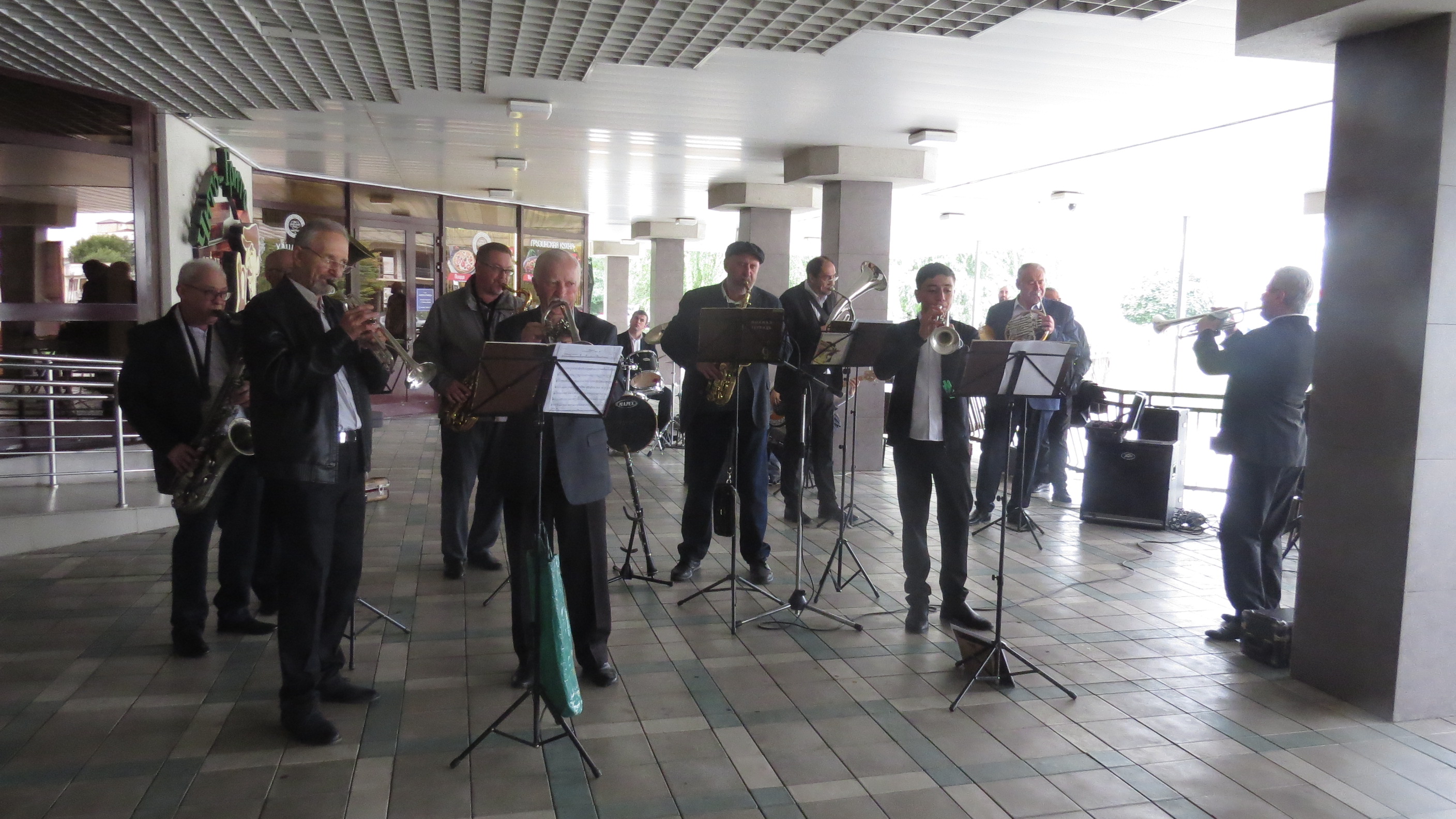 На участке №163 выборы проходят под звуки оркестра