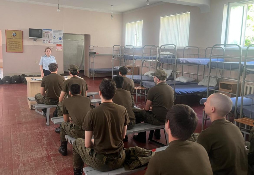 Сотрудники республиканского УНК провели профилактическое мероприятие на призывном пункте (3).jpeg