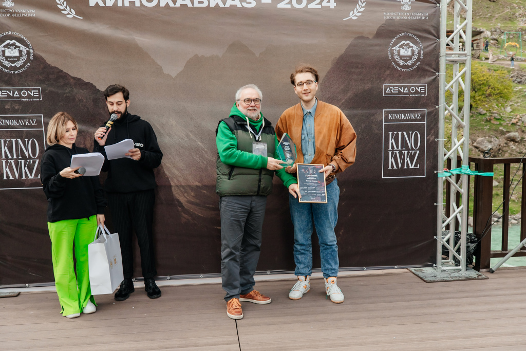 Виталий Калинин вручает награды.jpg