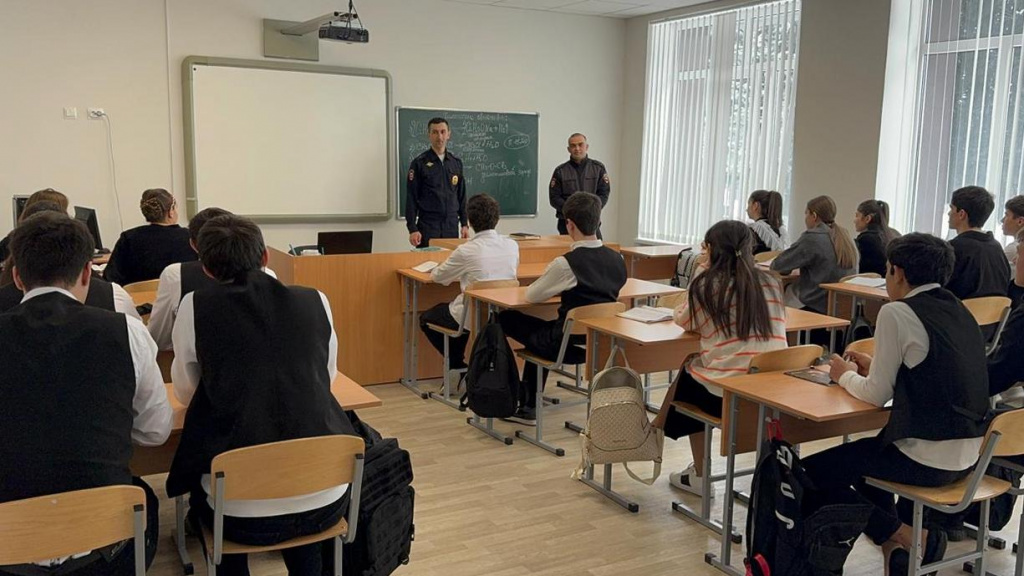 Полицейские Кабардино-Балкарии провели профилактическую работу с родителями и детьми (2).jpg