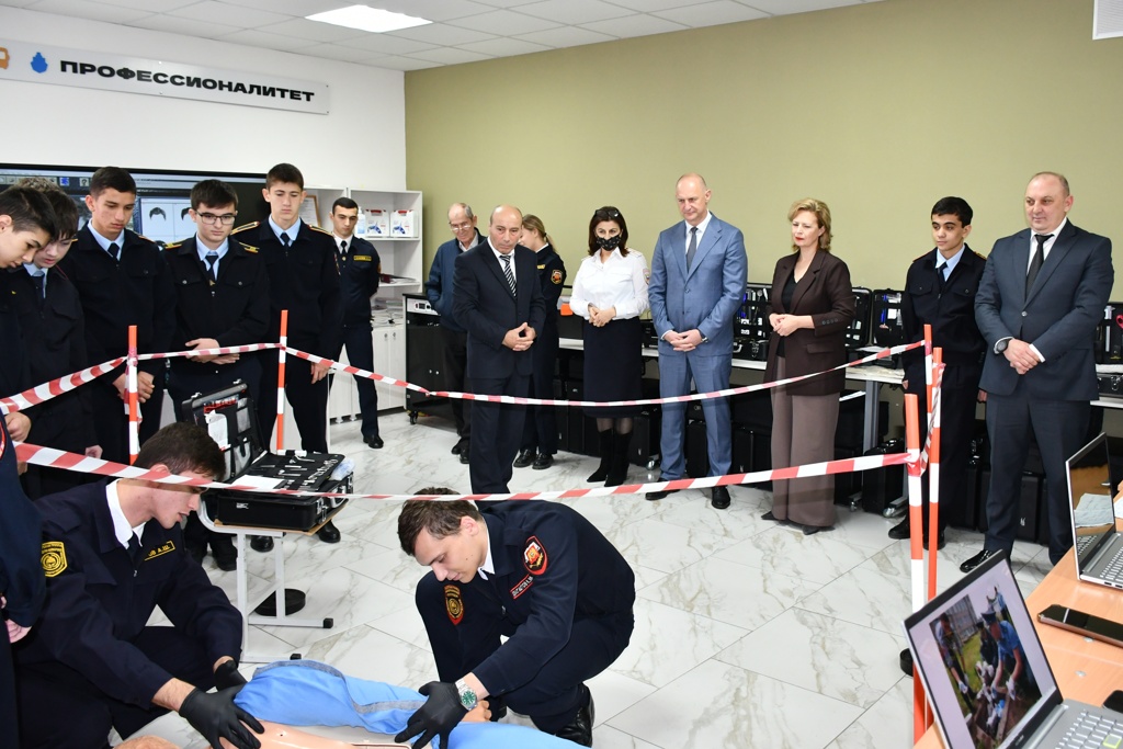 Министр внутренних дел по Кабардино-Балкарской Республике генерал-лейтенант полиции Вячеслав Крючков встретился с кадетами-амбассадорами федерального проекта «Профессионалитет» (6).JPG