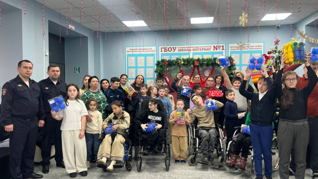 В Кабардино-Балкарии продолжается акция «Полицейский Дед Мороз» (4).jpeg В Кабардино-Балкарии продолжается акция «Полицейский Дед Мороз» (4).jpeg