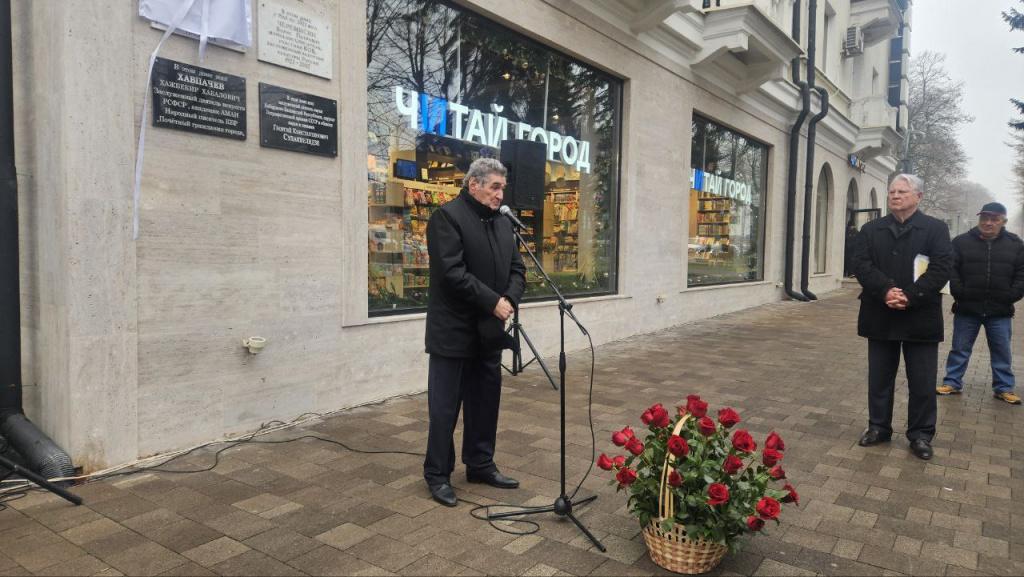 photo_5359294028161158863_y (1).jpg