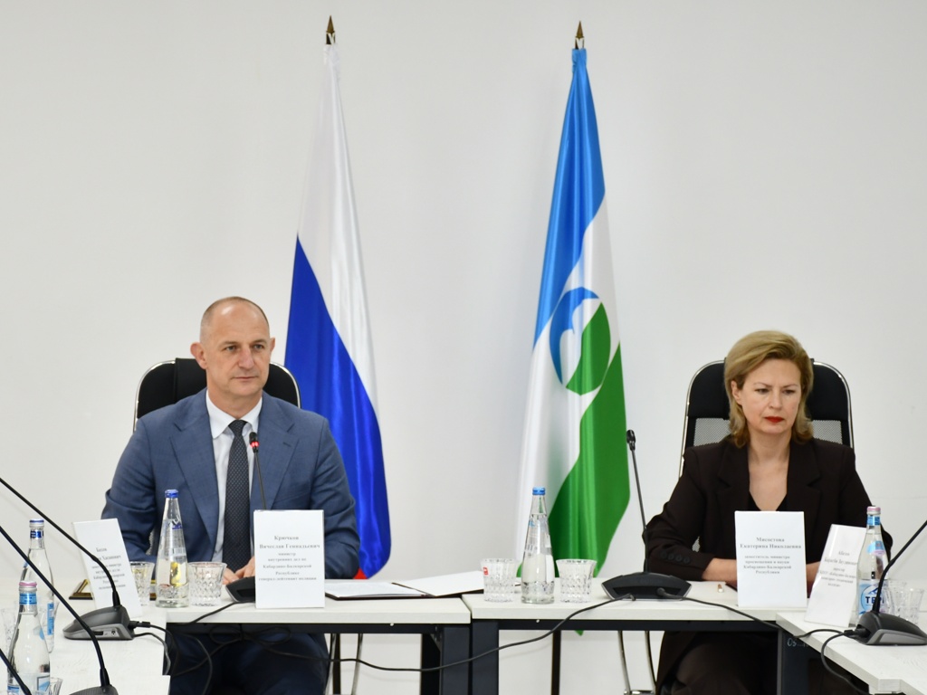 Министр внутренних дел по Кабардино-Балкарской Республике генерал-лейтенант полиции Вячеслав Крючков встретился с кадетами-амбассадорами федерального проекта «Профессионалитет» (2).JPG