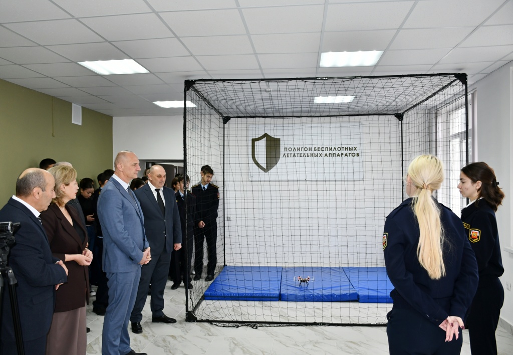 Министр внутренних дел по Кабардино-Балкарской Республике генерал-лейтенант полиции Вячеслав Крючков встретился с кадетами-амбассадорами федерального проекта «Профессионалитет» (3).JPG