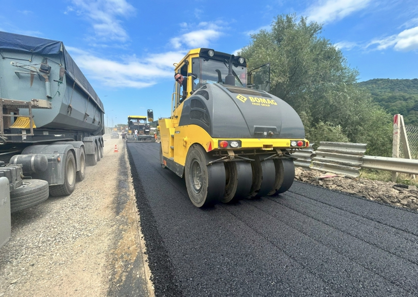 Дорожники приступили к устройству асфальтобетонного покрытия на автодороге в селении Хасанья