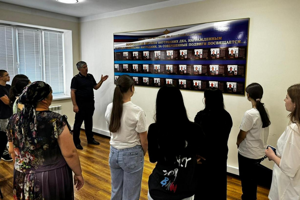 В Кабардино-Балкарии юные активисты районного звена «Движение первых» побывали в Отделе МВД России «Лескенский».jpg