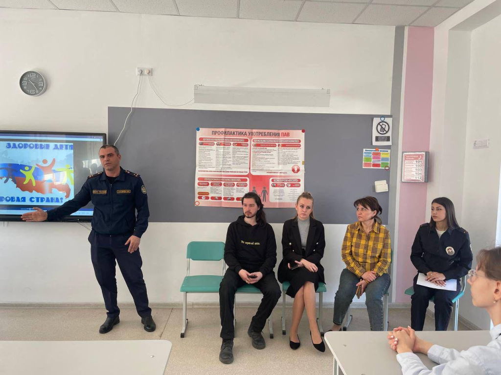 В 11 образовательных учреждениях Майского района полицейские провели профилактические антинаркотические беседы (2).jpg