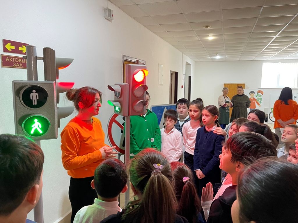 Автоинспекторы и специалисты «Лаборатории безопасности» обучают школьников Кабардино-Балкарии дорожной грамотности (6).jpeg