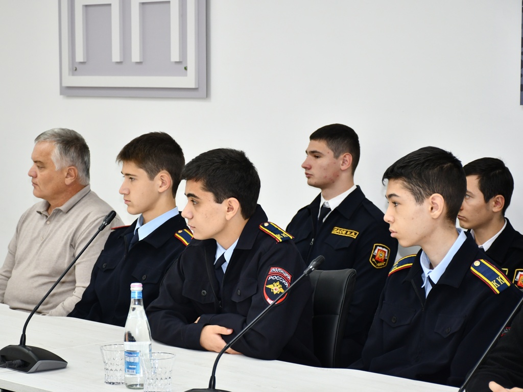 Министр внутренних дел по Кабардино-Балкарской Республике генерал-лейтенант полиции Вячеслав Крючков встретился с кадетами-амбассадорами федерального проекта «Профессионалитет» (4).JPG
