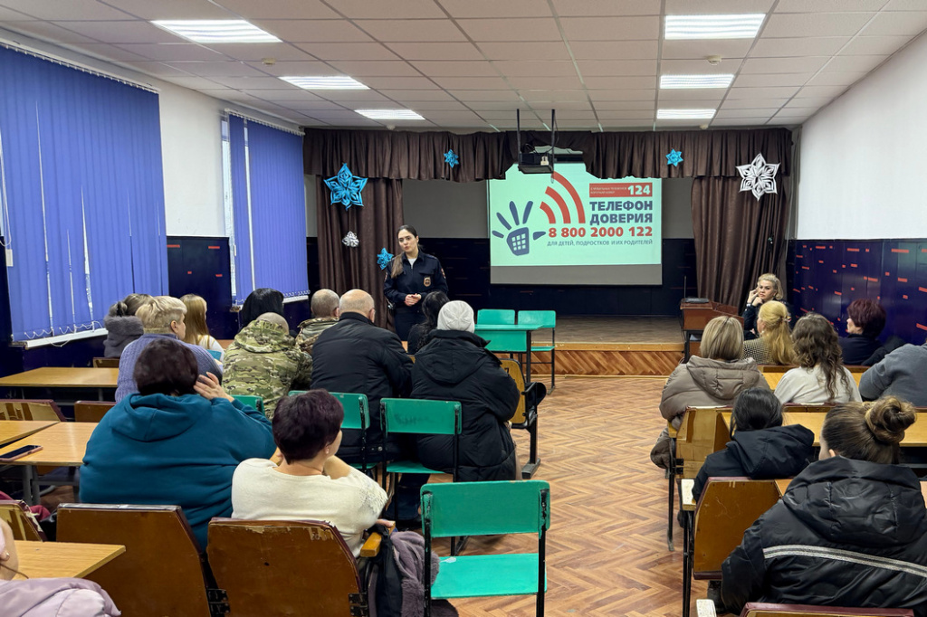 Полицейские Кабардино-Балкарии провели профилактическую работу с родителями и детьми (5).jpg