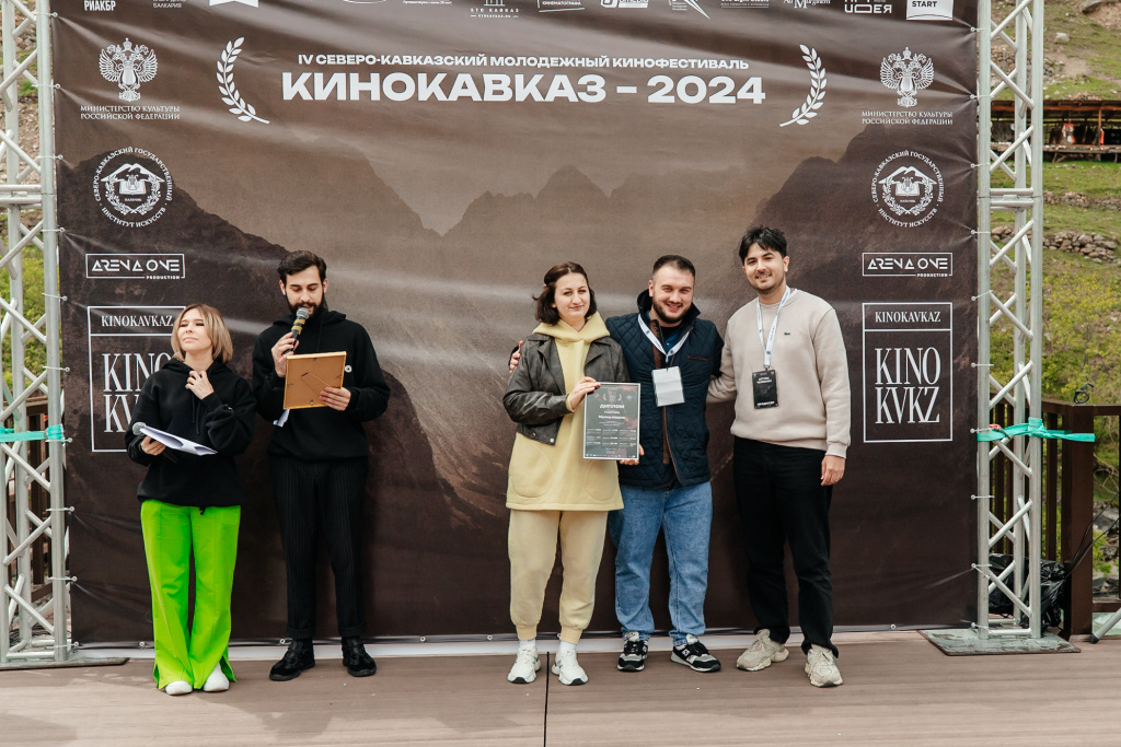 Зарина Ажагоева и Артем Челикин вручают дипломы за участие в фестивале.jpg